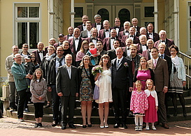 Der MGV Rethmar feiert die Hochzeit von Anke und Hektor: Gruppenfoto mit Familie